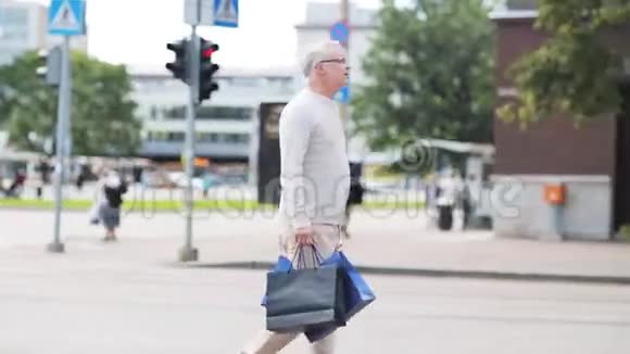 带着购物袋的老人在城里散步视频的预览图