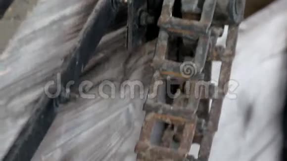 一个金属轮子和车轴自行车链条生锈了视频的预览图