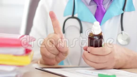 医生用手指看不出任何迹象他为医生出示了禁止通行的标志视频的预览图