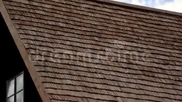 旧木屋的特写镜头雪松木瓦摇动屋顶的脚印视频的预览图