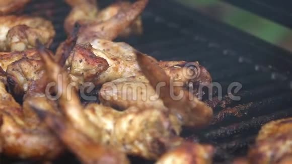 以美味鸡翅烹煮烤肉的慢动作视频的预览图