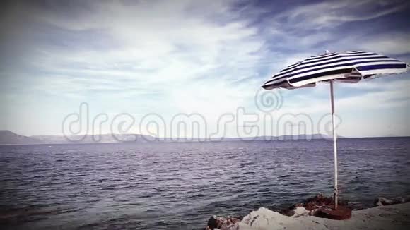地中海克罗地亚海岸的独海滩复古式雨伞视频的预览图