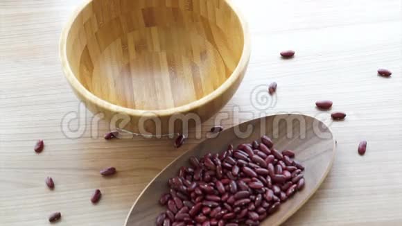 红黑豆蔬菜多种谷物蛋白食品盛满木碗视频的预览图