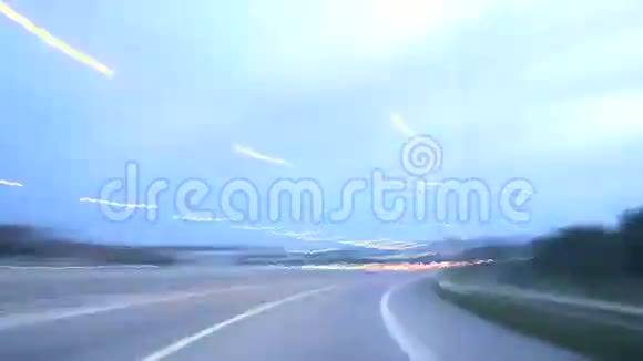 夜间高速公路摄像车在黄昏时分视频的预览图