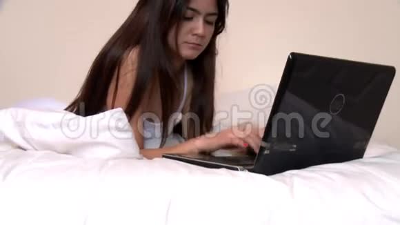 躺在床上用笔记本电脑放松的女人视频的预览图