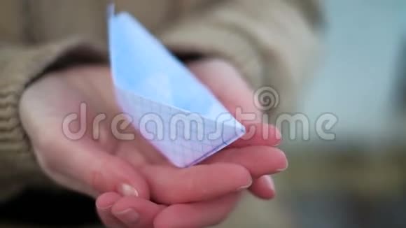 人之手展开纸船纸船视频的预览图