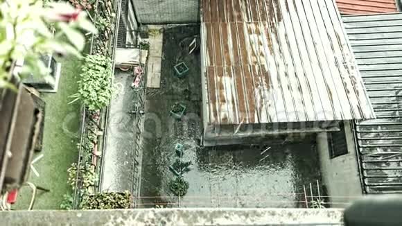 下雨从阳台向下拍摄01视频的预览图