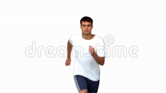 帅哥在白色屏幕上慢跑视频的预览图