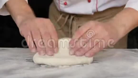 餐厅的厨师为传统的披萨卷面团视频的预览图