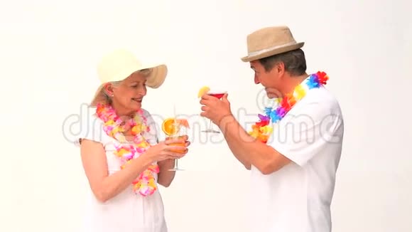 可爱的老年夫妇度假视频的预览图