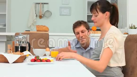 年轻可爱的夫妇在吃早餐视频的预览图