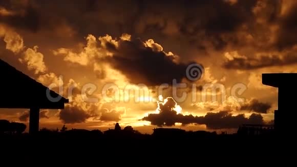 夕阳下的橙色天空视频的预览图