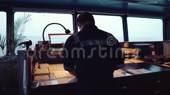 在桥上进行航行监视时的海洋导航员他做图表修正视频的预览图