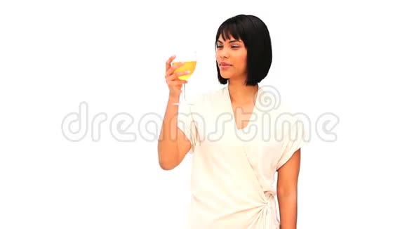 一个美丽的亚洲女人在享受一杯白葡萄酒视频的预览图