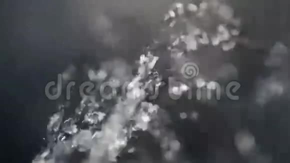 水滴在空气中自由飞翔悬浮水视频的预览图