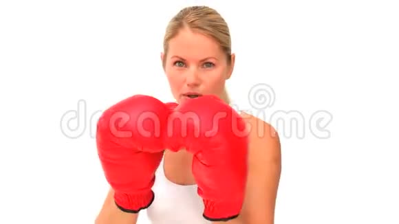 有活力的女人戴着红色拳击手套视频的预览图