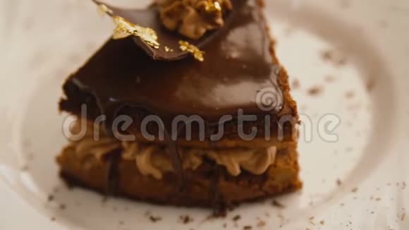 一块巧克力蛋糕视频的预览图