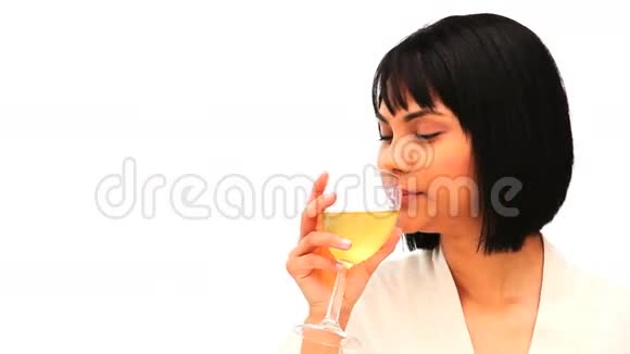 迷人的亚洲女人喝着一杯白葡萄酒视频的预览图