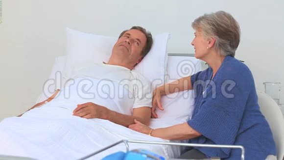 一位老年妇女去看望生病的丈夫视频的预览图