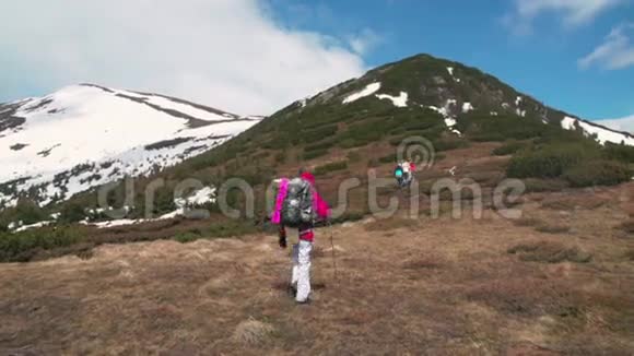 一群背包客爬上一座小山视频的预览图