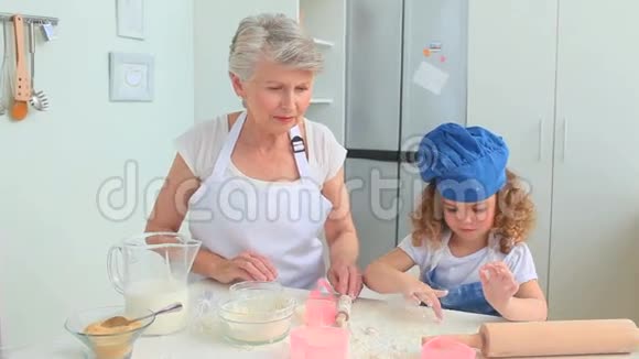 祖母和她的孙女一起做饭视频的预览图