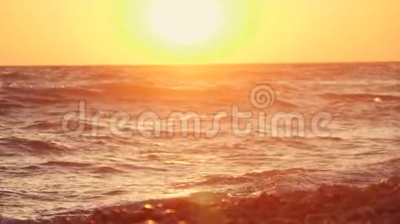 日落时海边的巨浪橙色太阳背景下美丽的慢动作视频视频的预览图