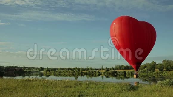 热气球飞过湖面视频的预览图