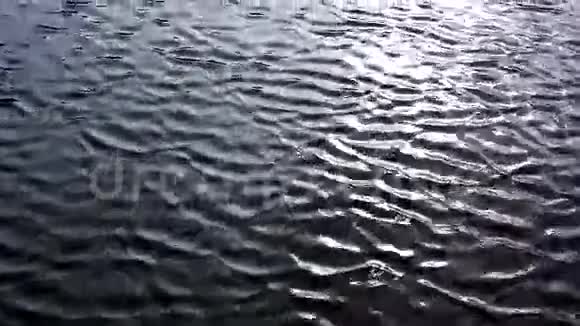 闪亮的海水涟漪背景视频的预览图