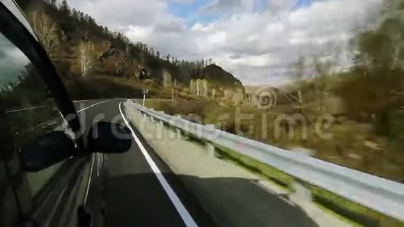 在俄罗斯蛇纹石上驾驶汽车视频的预览图