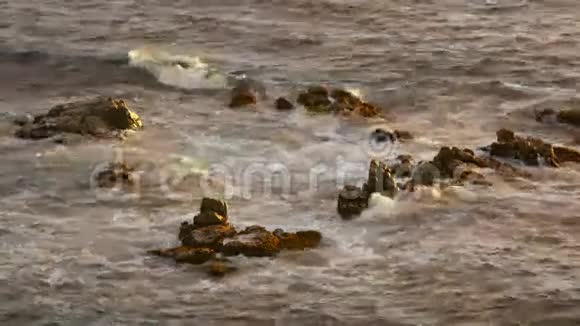 岩石上的金色海水视频的预览图