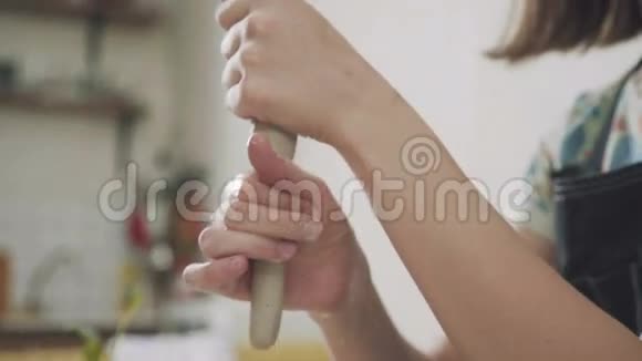 女陶工在工作创造陶器的过程视频的预览图