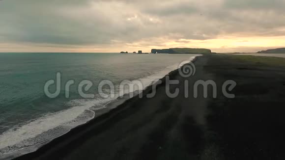 冰岛海滩的海景和黑沙安德列夫视频的预览图