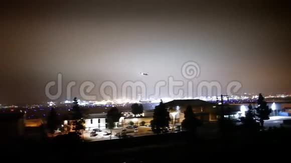 夜间从机场起飞的喷气机视频的预览图