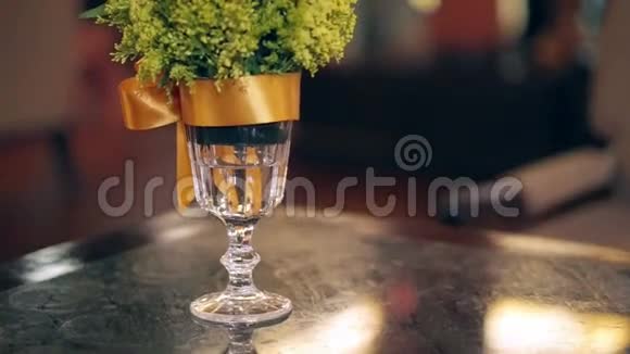 节日期间玻璃花瓶和花台装饰视频的预览图