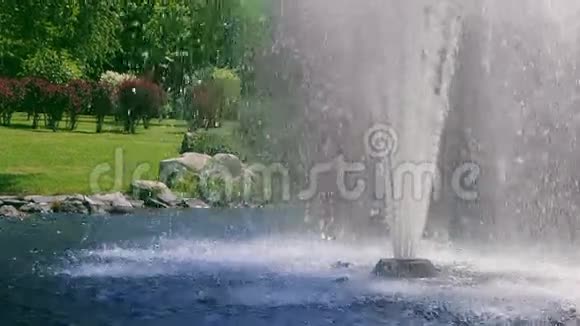 花园喷泉喷泉在缓慢的运动中飞溅夏季公园的喷泉视频的预览图