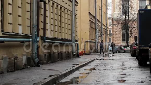 圣彼得堡瓦西列夫斯基岛狭窄街道视频的预览图