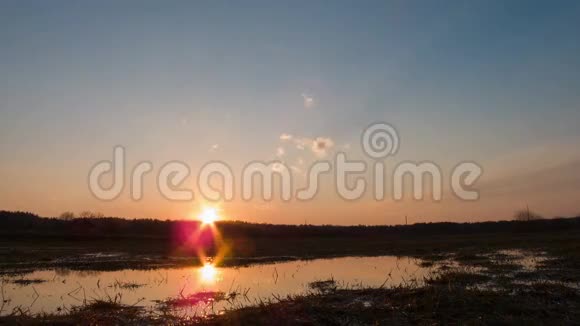 日落反射在田野上的水坑里时间L视频的预览图