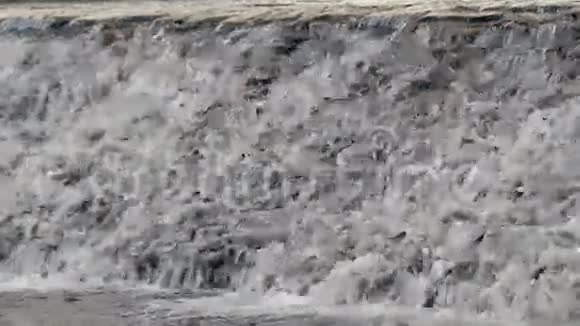 水流过石栅河流瀑布缓慢运动视频的预览图