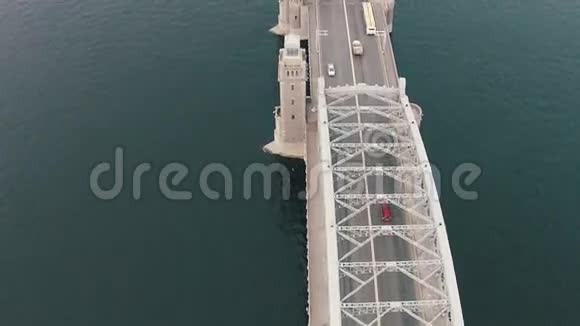 空中观景金属桥过江视频的预览图