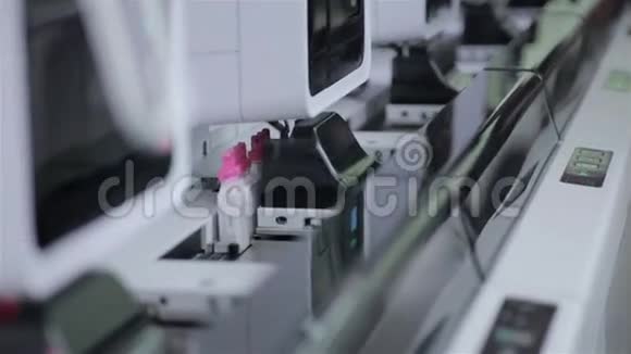 现代全自动医用血液学分析仪机器人传送带上的试管视频的预览图
