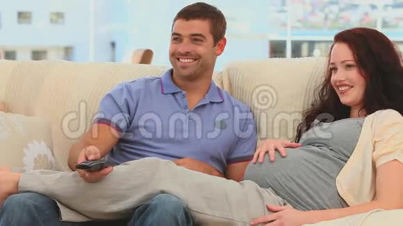 美丽的未来父母看电视视频的预览图