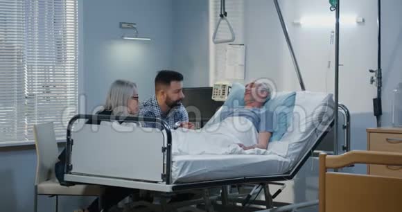家庭住院的男性病人视频的预览图