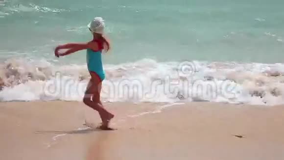 女孩在海滩上玩得很开心视频的预览图