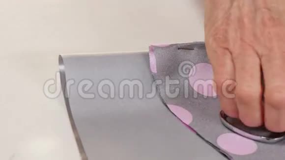 裁缝用剪刀剪衣服视频的预览图