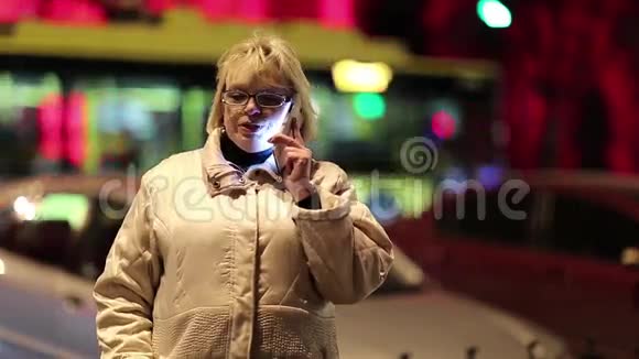 女人在街上谈论智能手机视频的预览图