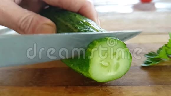木板上的黄瓜用刀切视频的预览图
