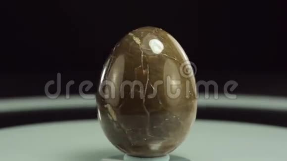 旋转雕刻玛瑙石蛋视频的预览图