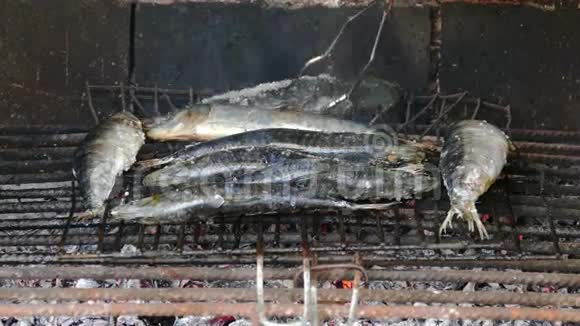 鱼沙丁鱼在网格上烧烤视频的预览图
