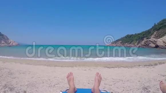 有波浪和人腿的海滩晴天视频的预览图