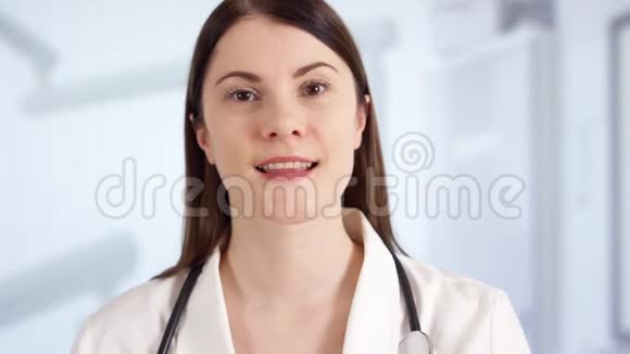 女医生在病房与病人交谈通过信使应用程序女医生视频的预览图